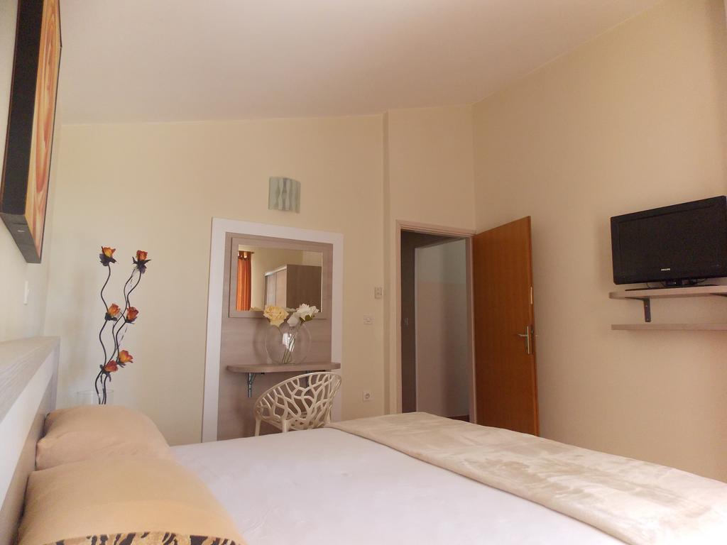 Apartmani Adriatic Ana Novalja Bagian luar foto