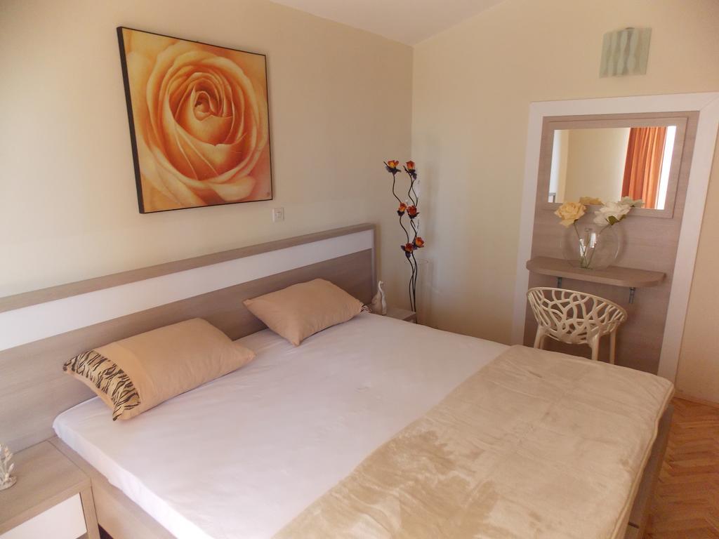 Apartmani Adriatic Ana Novalja Bagian luar foto