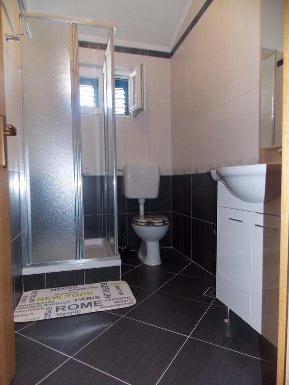 Apartmani Adriatic Ana Novalja Bagian luar foto