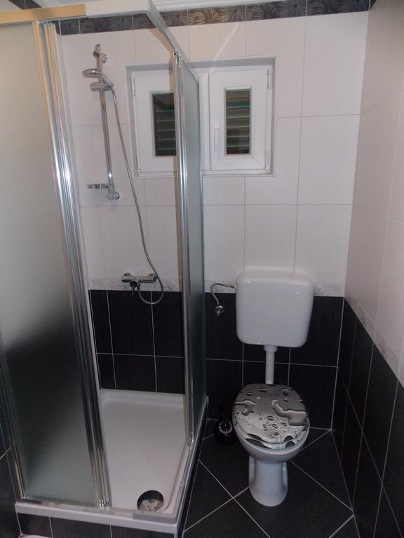 Apartmani Adriatic Ana Novalja Bagian luar foto
