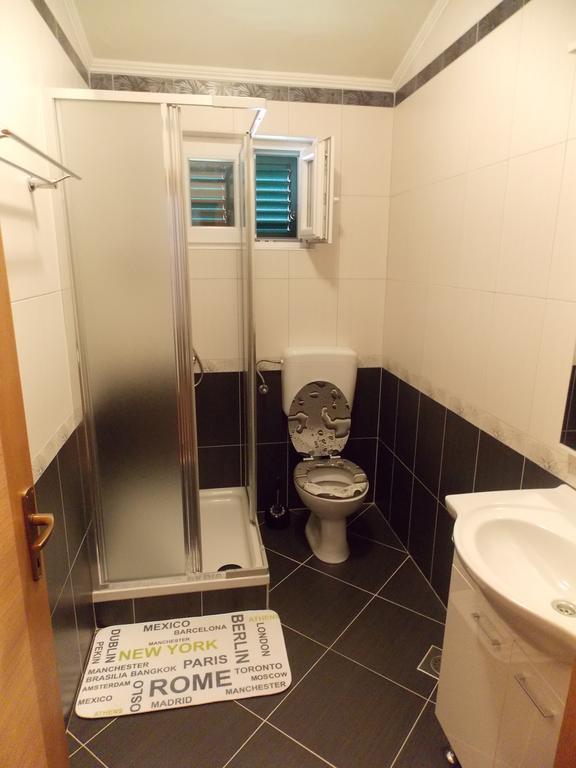 Apartmani Adriatic Ana Novalja Bagian luar foto