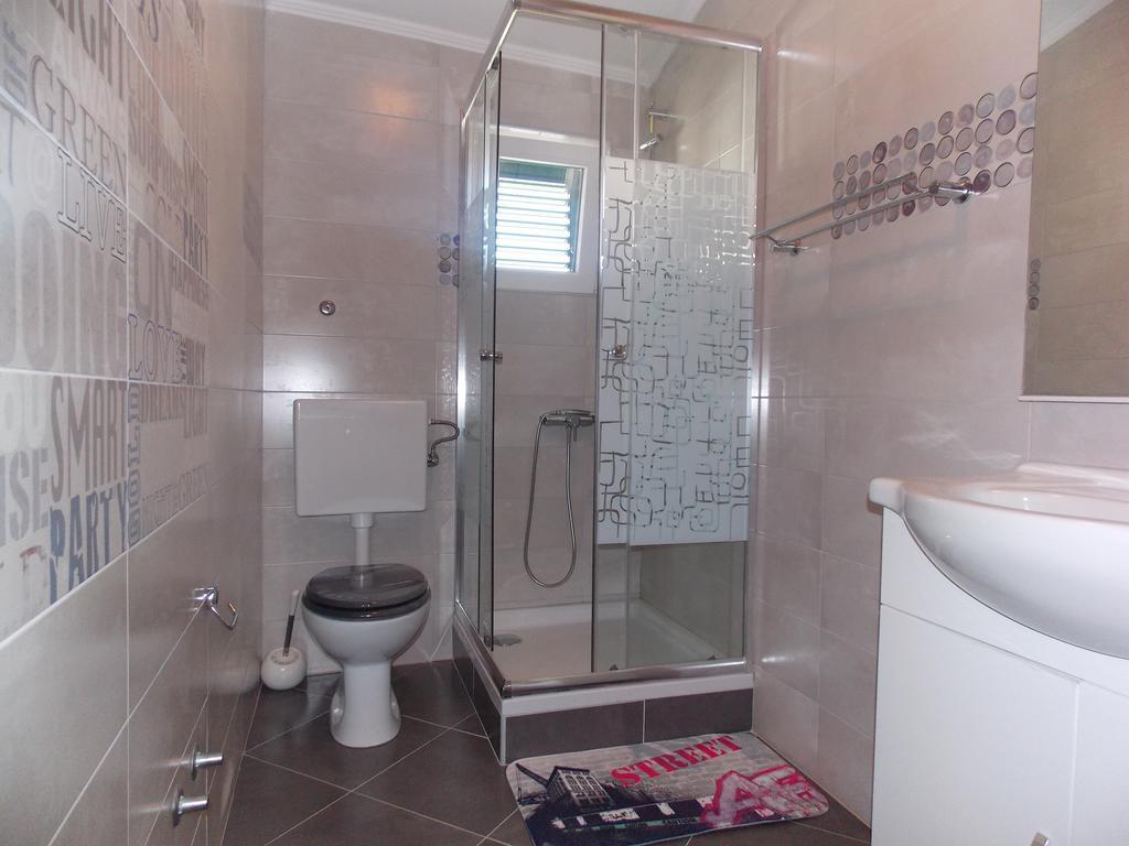 Apartmani Adriatic Ana Novalja Bagian luar foto