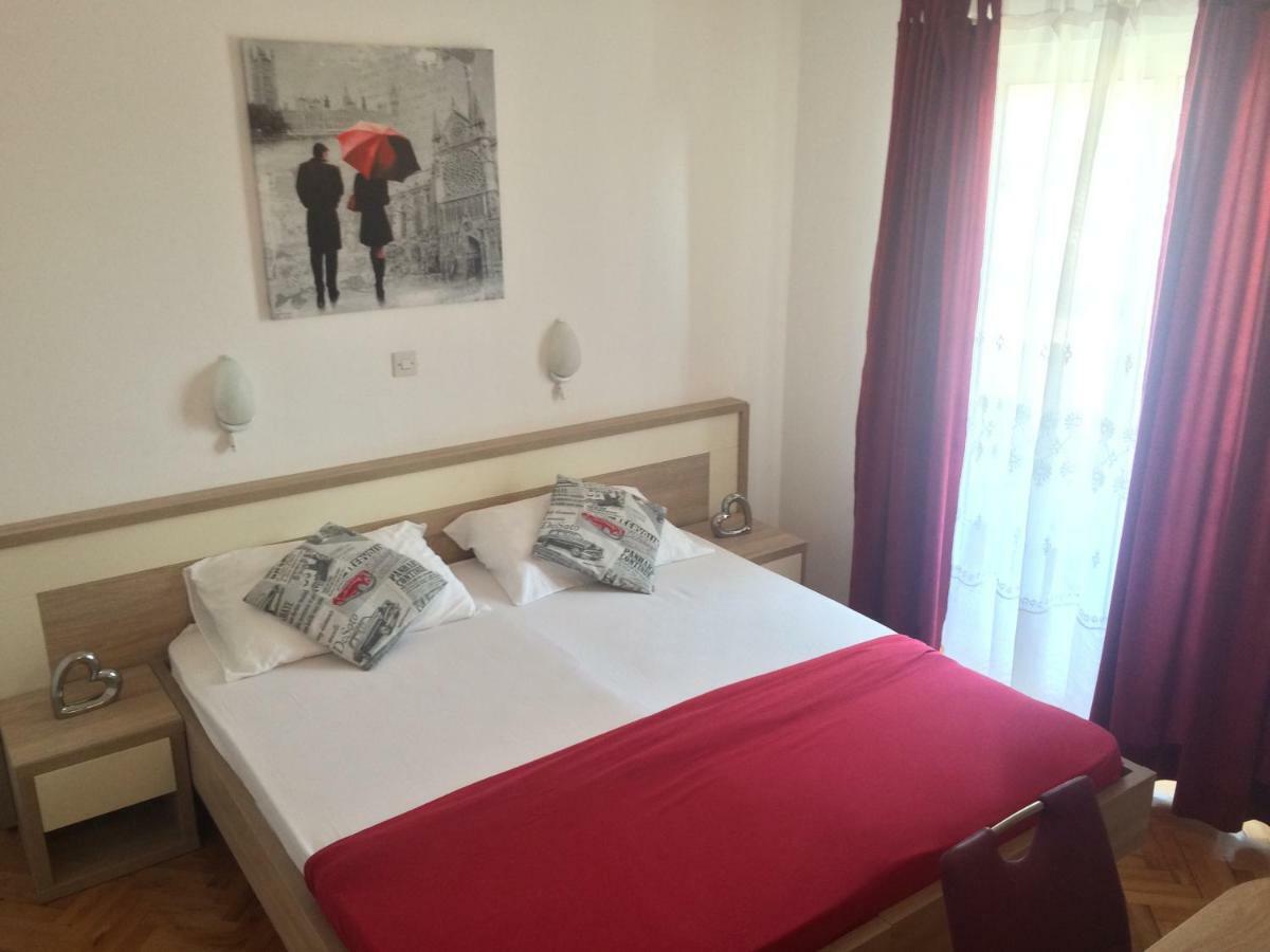 Apartmani Adriatic Ana Novalja Bagian luar foto